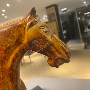 Un modèle d'un cheval en terre cuite à glaçure ambre et beige, Chine, Tang — photo 9