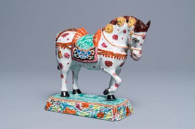 Un modèle d'un cheval sur base en faïence de Delft polychrome petit feu, 18ème