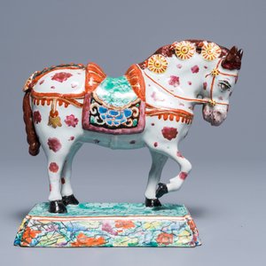 Un modèle d'un cheval sur base en faïence de Delft polychrome petit feu, 18ème — photo 2