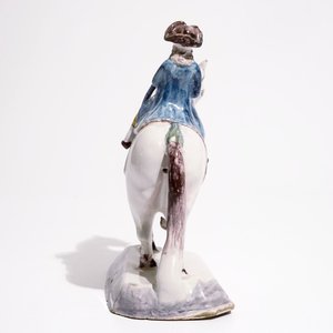 Un modèle d'un chevalier en faïence polychrome, Delft ou le Nord, 18ème — photo 5