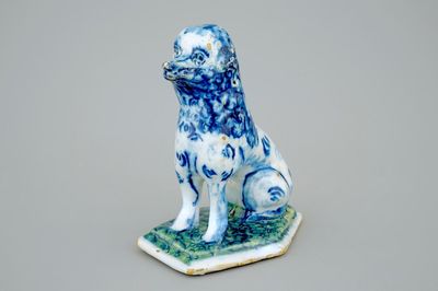 Un modèle d'un chien assis en faïence de Delft bleu et blanc, 18ème