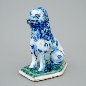 Un modèle d'un chien assis en faïence de Delft bleu et blanc, 18ème — photo 1