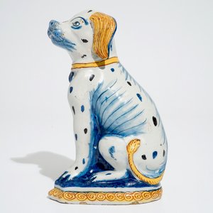 Un modèle d'un chien assis en faïence de Delft polychrome, 18ème — photo 2