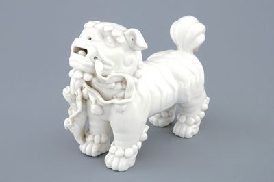 Un modèle d'un chien de foo en porcelaine blanc de Chine de Dehua, Kangxi