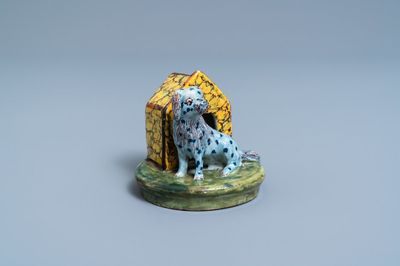Un modèle d'un chien devant sa niche en faïence polychrome de Delft, 18ème