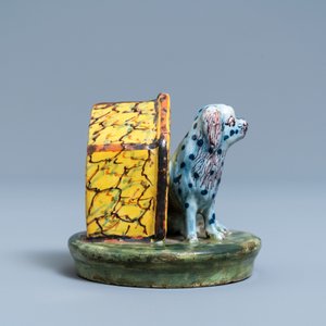 Un modèle d'un chien devant sa niche en faïence polychrome de Delft, 18ème — photo 3