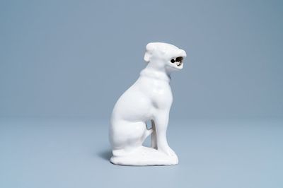 Un modèle d'un chien en faïence blanche de Delft, 18ème