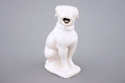 Un modèle d'un chien en faïence blanche de Delft, 18ème