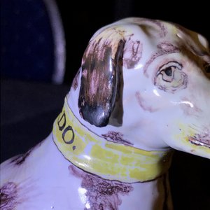 Un modèle d'un chien en faïence de Bruxelles en manganèse et jaune, 18ème — photo 9