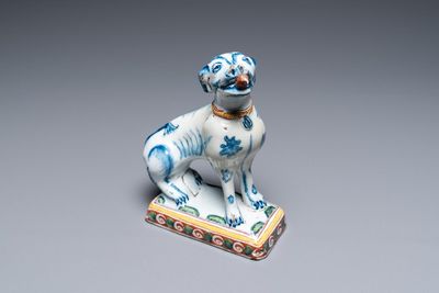 Un modèle d'un chien en faïence de Delft en bleu et blanc, 18ème