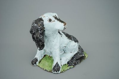 Un modèle d'un chien en faïence polychrome de Bruxelles, 18ème