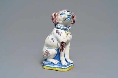 Un modèle d'un chien en faïence polychrome de Delft, début du 18ème