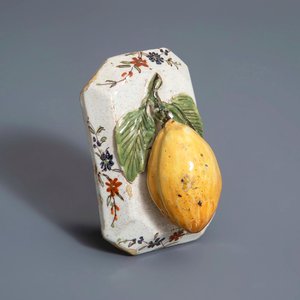Un modèle d'un citron sur un base en faïence polychrome de Delft, ca. 1800 — photo 1