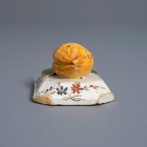 Un modèle d'un citron sur un base en faïence polychrome de Delft, ca. 1800 — photo 5