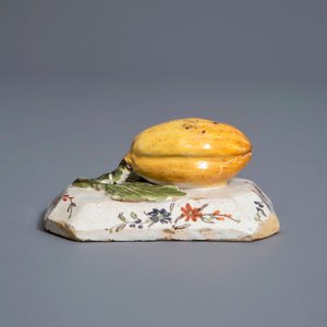 Un modèle d'un citron sur un base en faïence polychrome de Delft, ca. 1800 — photo 6