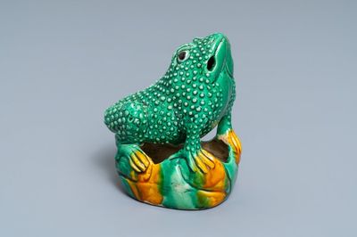 Un modèle d'un crapaud en porcelaine de Chine biscuit émaillé verte, Kangxi
