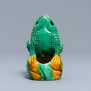 Un modèle d'un crapaud en porcelaine de Chine biscuit émaillé verte, Kangxi — photo 2