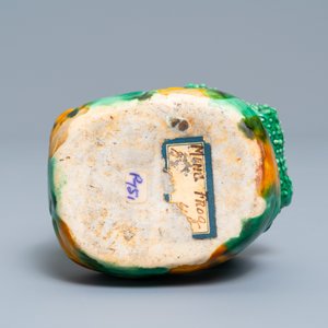 Un modèle d'un crapaud en porcelaine de Chine biscuit émaillé verte, Kangxi — photo 7
