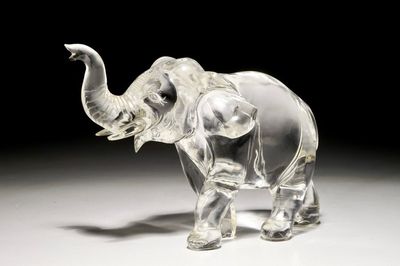 Un modèle d'un éléphant en crystal de rocher, signé, Chine, 19/20ème