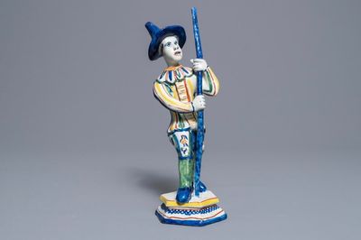 Un modèle d'un gondolier de la  Commedia dell'arte en faïence polychrome de Delft, 18ème