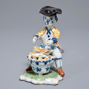 Un modèle d'un homme se réchauffant en faïence polychrome de Delft, 18ème — photo 1