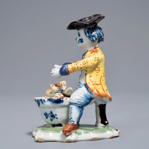 Un modèle d'un homme se réchauffant en faïence polychrome de Delft, 18ème — photo 5