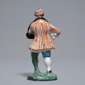 Un modèle d'un joueur de vielle en faïence polychrome de Delft, 18ème — photo 4
