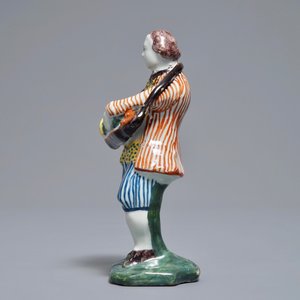 Un modèle d'un joueur de vielle en faïence polychrome de Delft, 18ème — photo 5