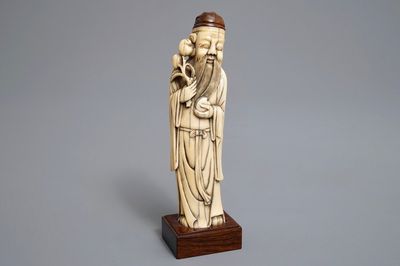 Un modèle d'un lettré en ivoire sculpté de style Ming, Chine, 19ème
