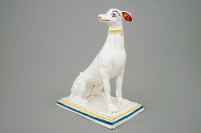 Un modèle d'un lévrier en faïence polychrome de Bruxelles, 18ème