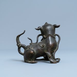 Un modèle d'un lion bouddhiste en bronze, Chine, fin de la dynastie Ming — photo 4