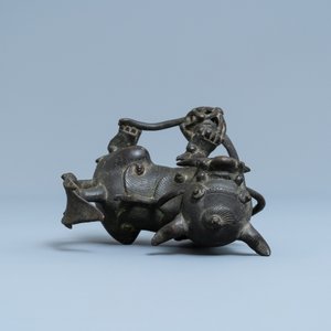 Un modèle d'un lion bouddhiste en bronze, Chine, fin de la dynastie Ming — photo 6