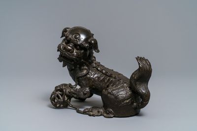 Un modèle d'un lion bouddhiste en bronze, Chine, Ming