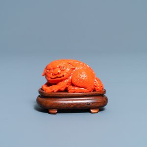 Un modèle d'un lion bouddhiste en corail rouge sculpté, Chine, 19/20ème — photo 1