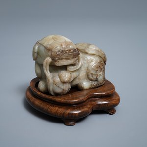 Un modèle d'un lion bouddhiste en jade gris et brun, Chine, 19/20ème — photo 1