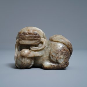 Un modèle d'un lion bouddhiste en jade gris et brun, Chine, 19/20ème — photo 2