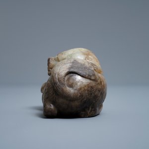 Un modèle d'un lion bouddhiste en jade gris et brun, Chine, 19/20ème — photo 5