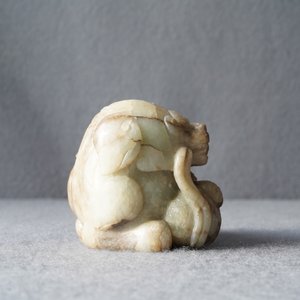 Un modèle d'un lion bouddhiste en jade gris et brun, Chine, 19/20ème — photo 9