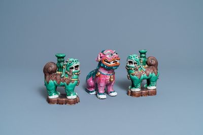 Un modèle d'un lion bouddhiste en porcelaine de Chine famile rose et une paire de porte-encens en biscuit émaillé vert, 19ème
