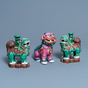 Un modèle d'un lion bouddhiste en porcelaine de Chine famile rose et une paire de porte-encens en biscuit émaillé vert, 19ème — photo 1