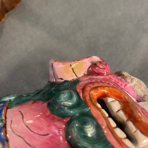 Un modèle d'un lion bouddhiste en porcelaine de Chine famile rose et une paire de porte-encens en biscuit émaillé vert, 19ème — photo 14