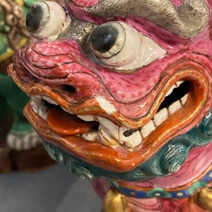 Un modèle d'un lion bouddhiste en porcelaine de Chine famile rose et une paire de porte-encens en biscuit émaillé vert, 19ème — photo 16