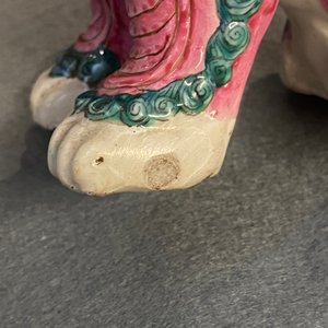 Un modèle d'un lion bouddhiste en porcelaine de Chine famile rose et une paire de porte-encens en biscuit émaillé vert, 19ème — photo 17