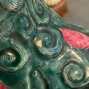 Un modèle d'un lion bouddhiste en porcelaine de Chine famile rose et une paire de porte-encens en biscuit émaillé vert, 19ème — photo 20