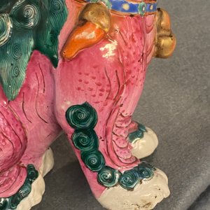 Un modèle d'un lion bouddhiste en porcelaine de Chine famile rose et une paire de porte-encens en biscuit émaillé vert, 19ème — photo 23