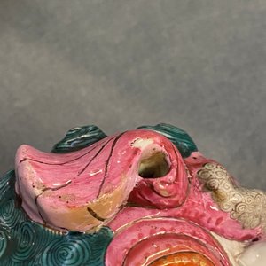 Un modèle d'un lion bouddhiste en porcelaine de Chine famile rose et une paire de porte-encens en biscuit émaillé vert, 19ème — photo 24