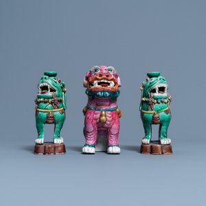 Un modèle d'un lion bouddhiste en porcelaine de Chine famile rose et une paire de porte-encens en biscuit émaillé vert, 19ème — photo 3