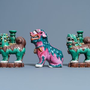 Un modèle d'un lion bouddhiste en porcelaine de Chine famile rose et une paire de porte-encens en biscuit émaillé vert, 19ème — photo 4