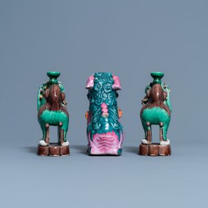 Un modèle d'un lion bouddhiste en porcelaine de Chine famile rose et une paire de porte-encens en biscuit émaillé vert, 19ème — photo 5