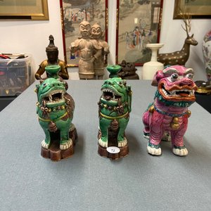Un modèle d'un lion bouddhiste en porcelaine de Chine famile rose et une paire de porte-encens en biscuit émaillé vert, 19ème — photo 8